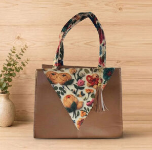 Bolso Artesanal de tono café diseño frontal triangular