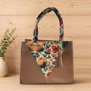 Bolso Artesanal de tono café diseño frontal triangular