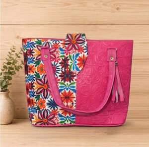 Bolso de mano artesanal de color rosa