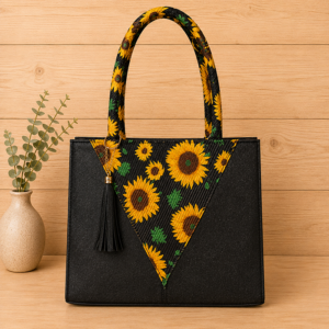 Bolso de mano negro con diseño triangular